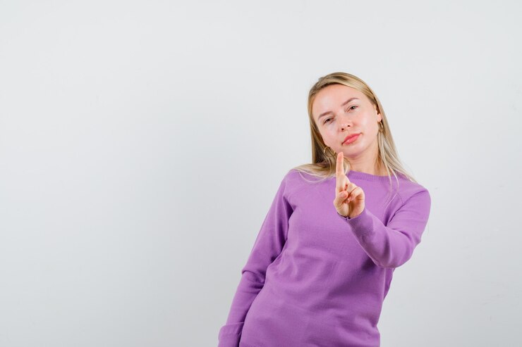 Foto gratuito una joven rubia con un suéter púrpura