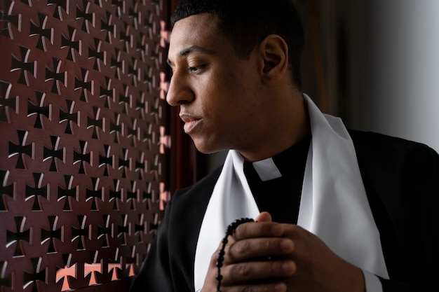 Foto gratuita joven sacerdote escuchando confesión plano medio