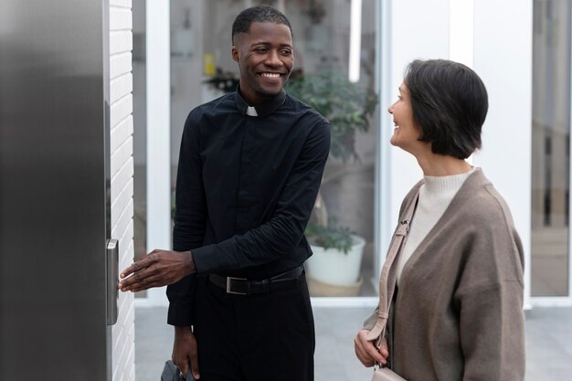 Joven sacerdote masculino con una adoradora reunida para recibir dirección