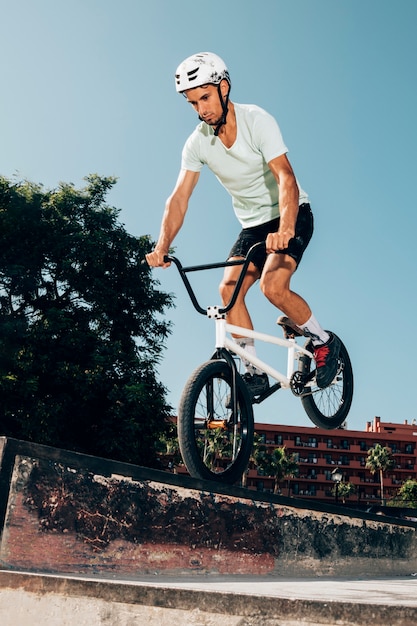 Joven saltando con bicicleta