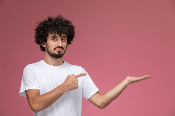 Foto gratuito joven señalando su mano vacía