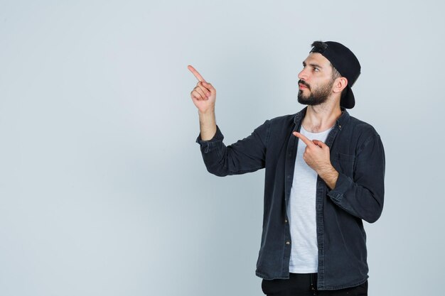 Joven, señalar con el dedo hacia arriba