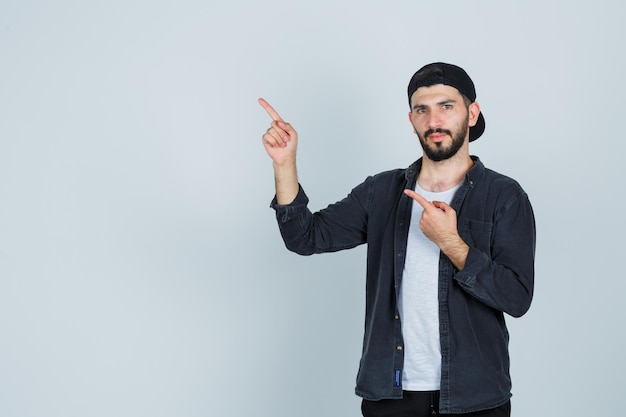 Joven, señalar con el dedo hacia arriba