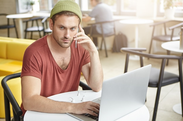 Joven, sentado, en, café, con, computador portatil