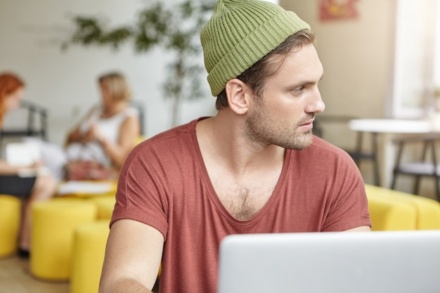 Joven, sentado, en, café, con, computador portatil