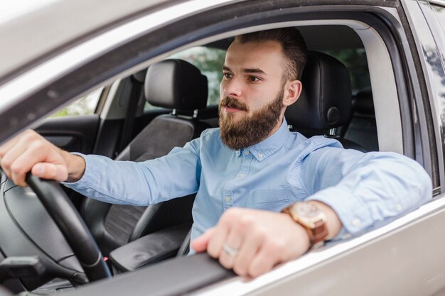 Joven, sentado, dentro, coche