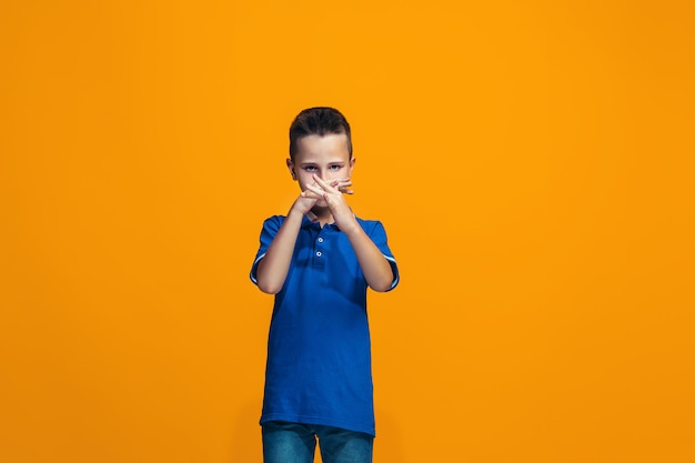 Foto gratuita joven serio muchacho adolescente reflexivo. concepto de duda