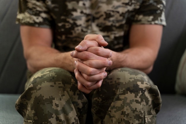 Foto gratuita joven soldado afectado por efecto ptsd