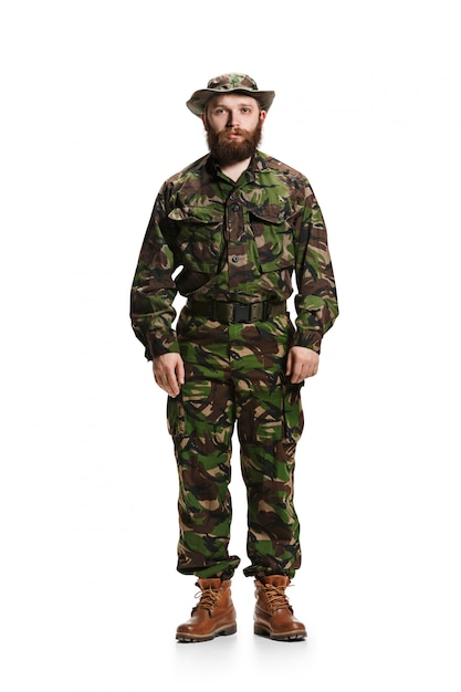 Joven soldado del ejército vistiendo uniforme de camuflaje aislado en blanco