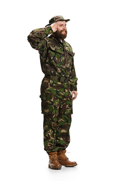 Joven soldado del ejército vistiendo uniforme de camuflaje aislado en blanco