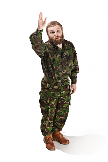 Joven soldado del ejército vistiendo uniforme de camuflaje aislado en blanco