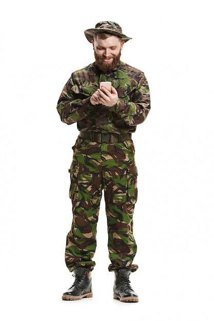 Joven soldado del ejército vistiendo uniforme de camuflaje aislado en blanco