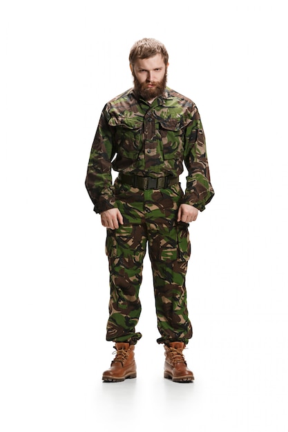Joven soldado del ejército vistiendo uniforme de camuflaje