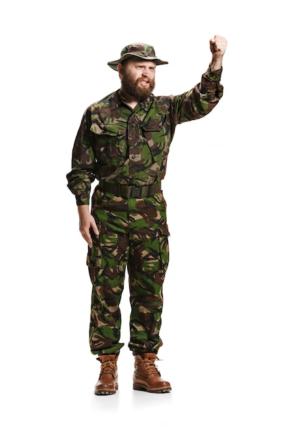 Joven soldado del ejército vistiendo uniforme de camuflaje