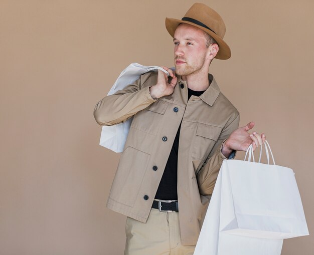 Joven con sombrero en la cabeza y redes comerciales