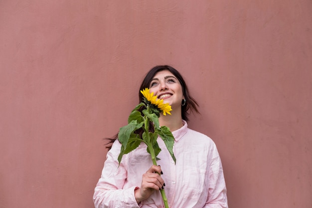 Foto gratuita joven soñadora con brillante girasol