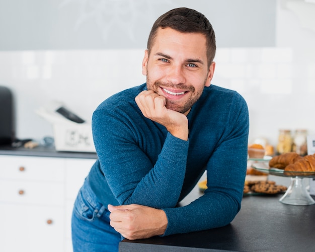 Joven sonriendo a la cámara