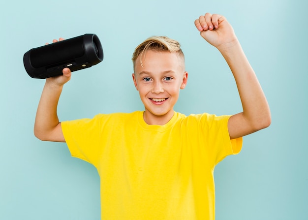 Joven sonriente con cassette