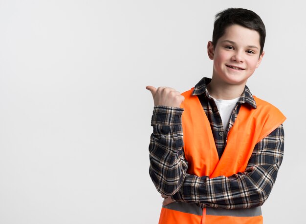 Joven sonriente en chaleco con espacio de copia