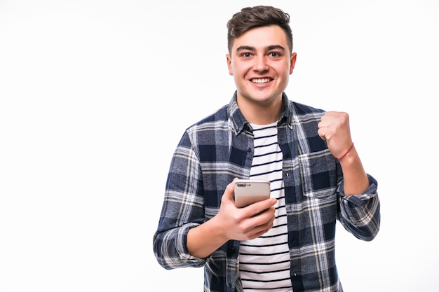 Joven sonriente está celebrando una victoria de su equipo favorito.