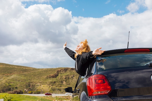 Joven sonriente mujer disfrutando de viaje