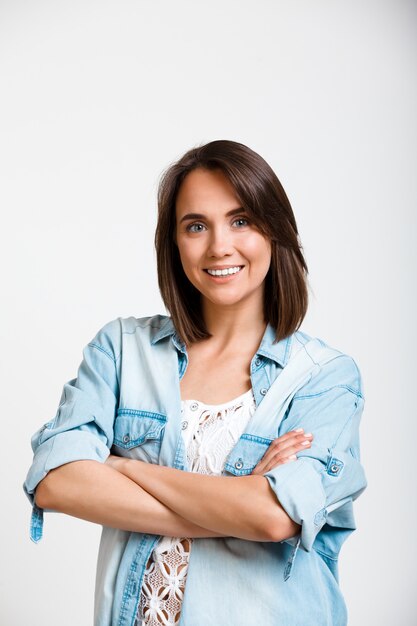 Joven sonriente, mujer entusiasta