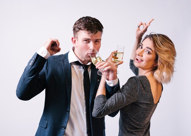 Joven sonriente mujer y hombre bebiendo hermandad de gafas