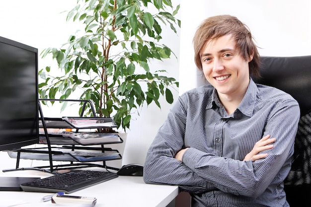 Joven sonriente en la oficina