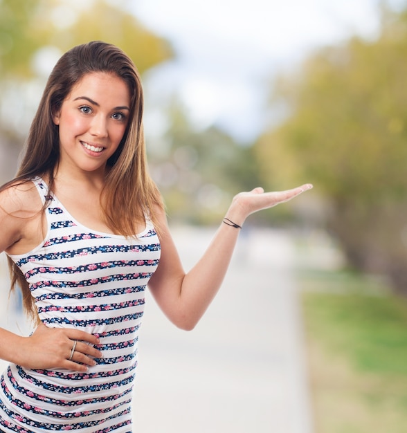 Joven sonriente con la palma de la mano abierta