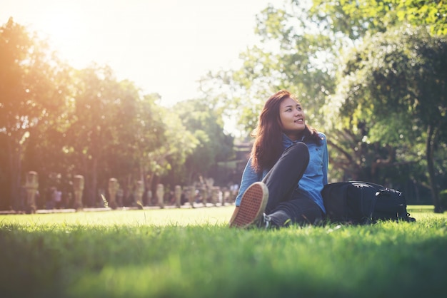 Foto gratuita joven sonriente relajante belleza