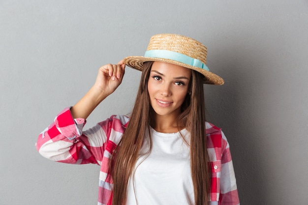 Foto gratuita joven sonriente en sombrero de paja y camisa a cuadros