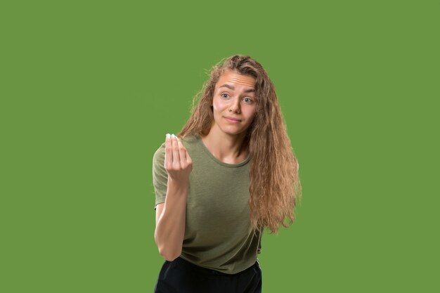 Joven sorprendida contra la pared verde