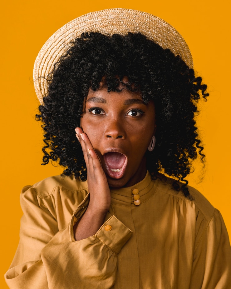 Foto gratuito joven sorprendida negra con la boca abierta
