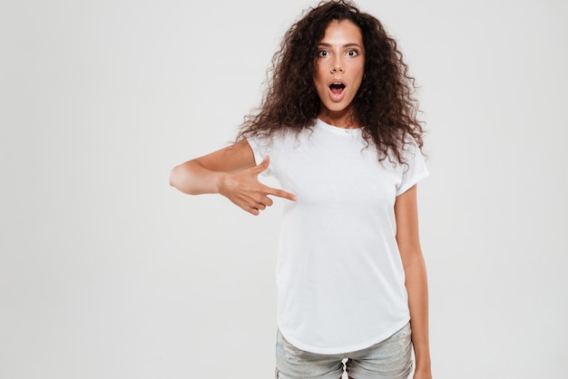 Foto gratuita joven sorprendida con el pelo rizado