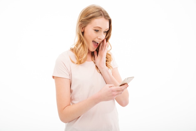 Joven sorprendida con teléfono móvil.