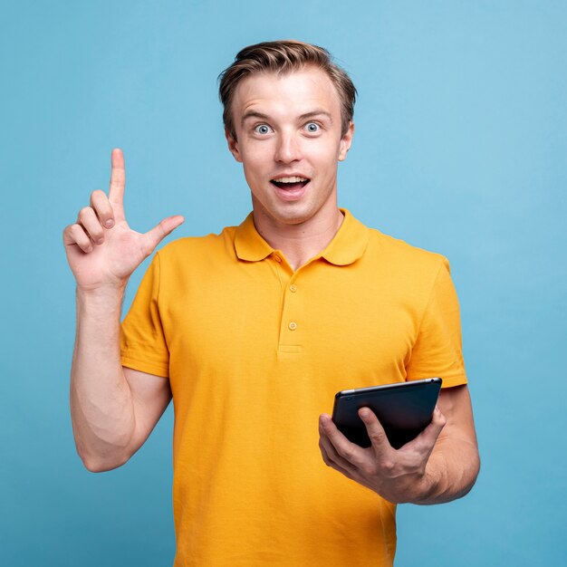 Joven sorprendido con una tableta