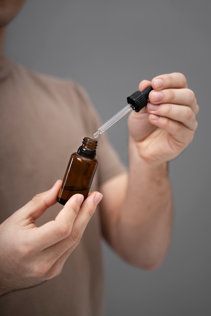 Joven sosteniendo botella de suero