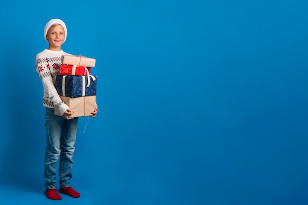 Foto gratuita joven sosteniendo la pila de regalos