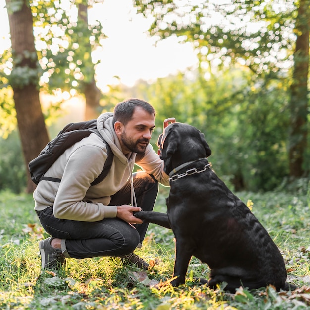 Foto gratuita joven con su perro en el parque