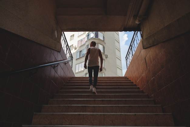 Foto gratuita joven, subir escaleras en el metro peatonal