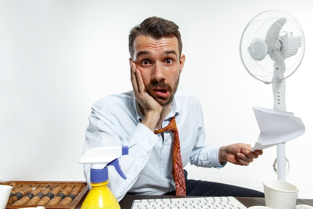 Foto gratuita joven sufre del calor en la oficina