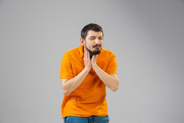 Foto gratuita joven sufre de dolor se siente enfermo y debilidad isolted en la pared