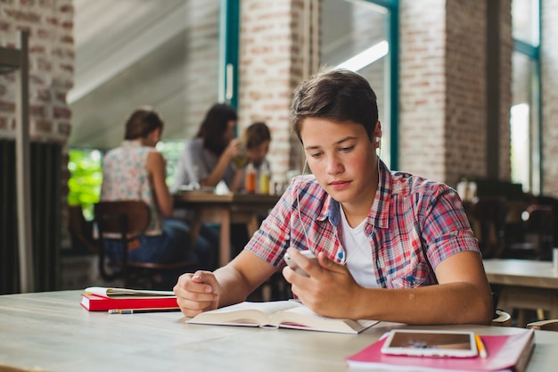 Joven, teléfono, estudiar