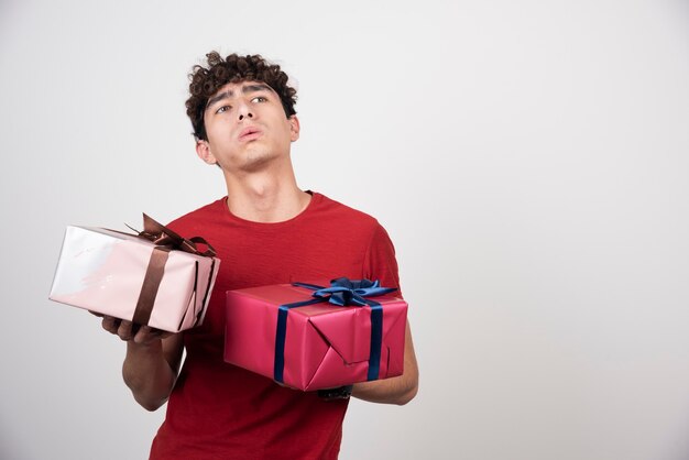 Joven, tenencia, cajas de regalo