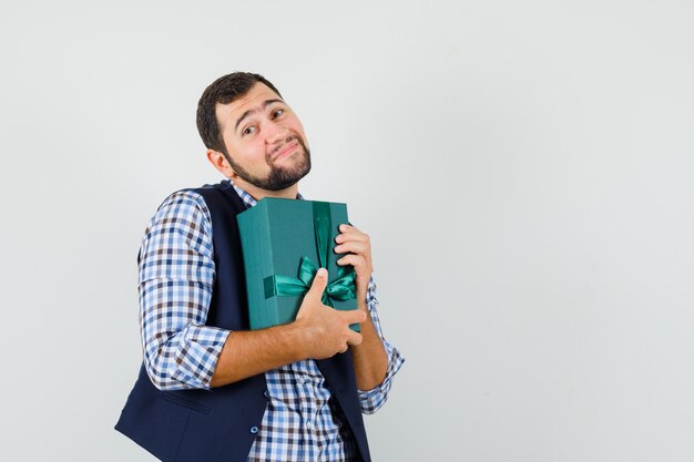 Joven, tenencia, presente, caja, en, camisa