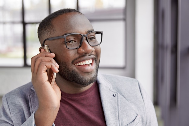 Joven, tener conversación telefónica