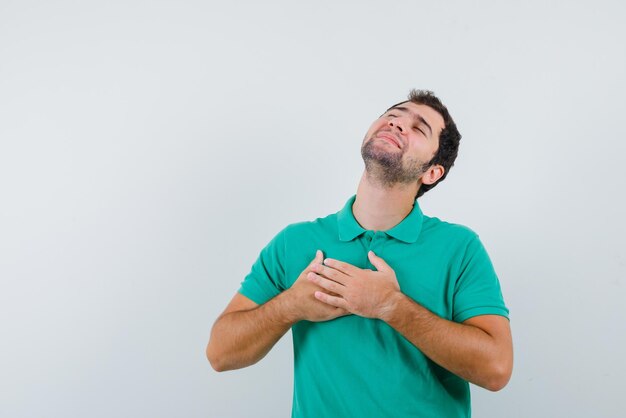 Joven teniendo un ataque al corazón sobre fondo blanco.