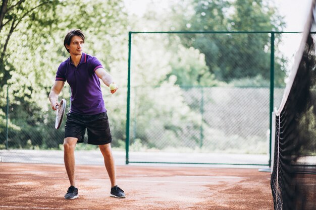 Joven tenista en la cancha