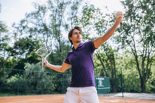 Joven tenista en la cancha