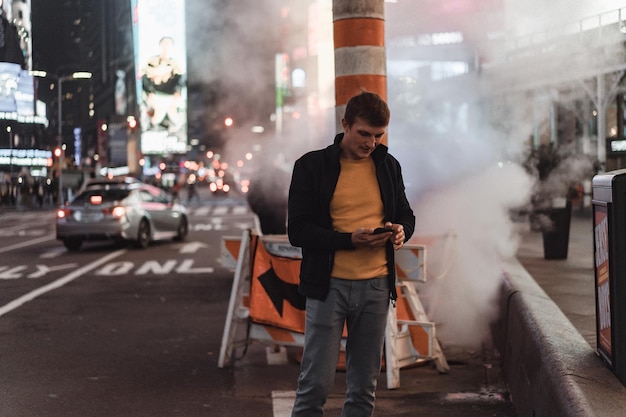 Un joven en Time Square, Nueva York.